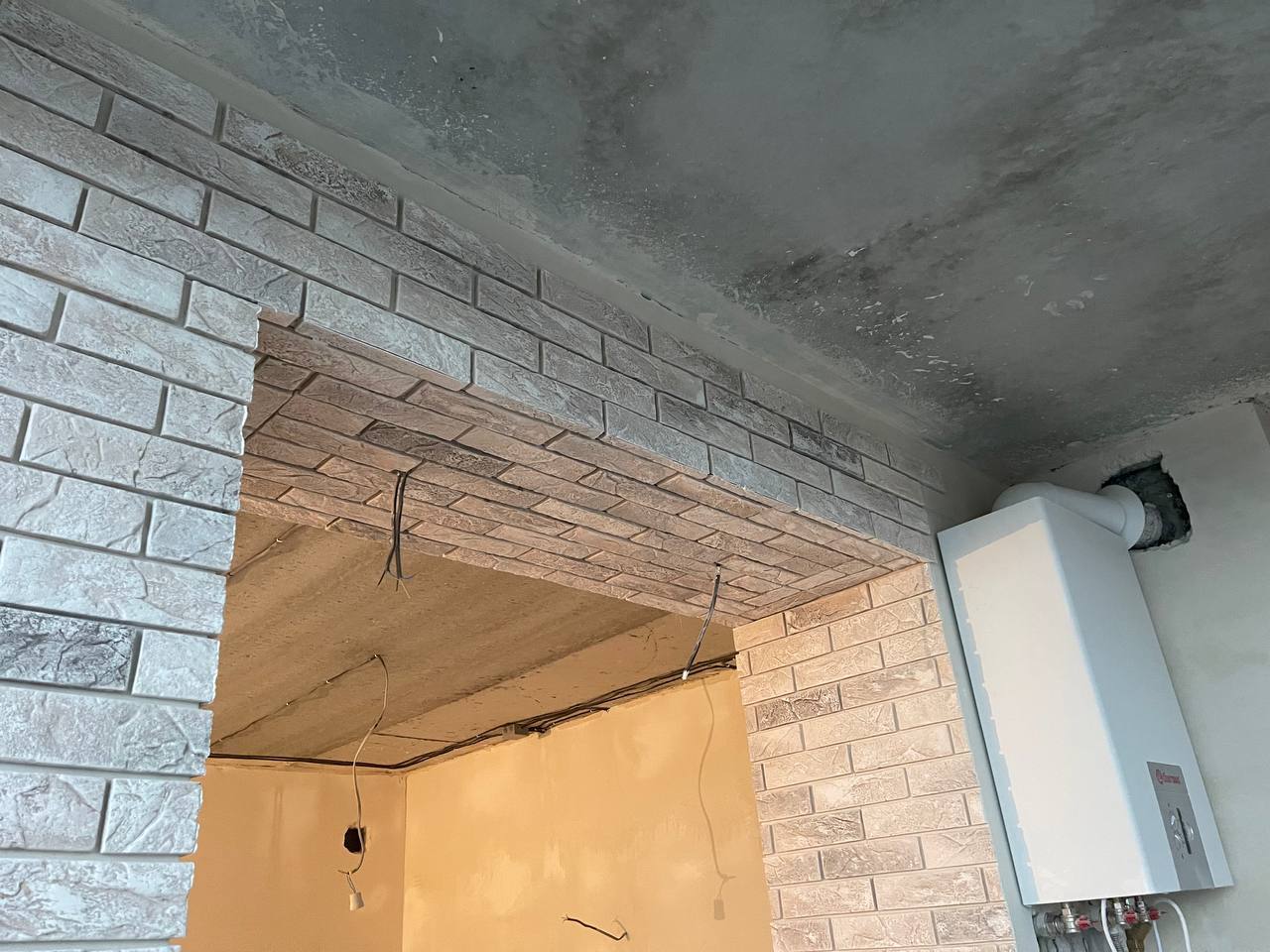 Оздоблення арки декоративною цеглою під час ремонту